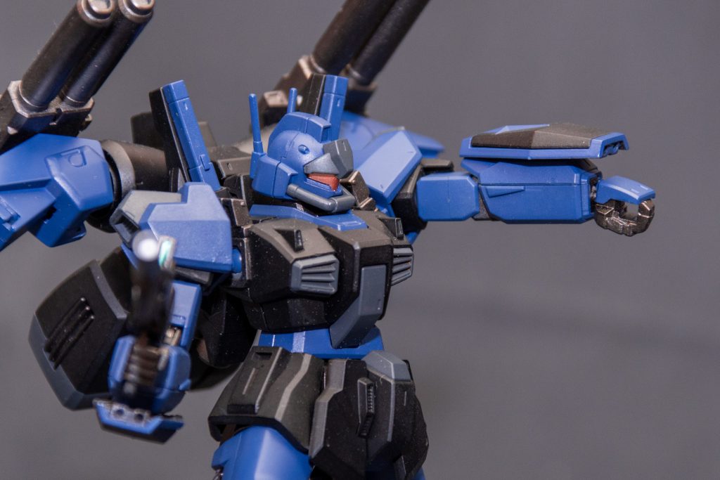 ・ショートシールド(二連装ビームガン)機動力低下を抑えるため小型化されたシールド。裏には牽制用にビームガンを装備している。