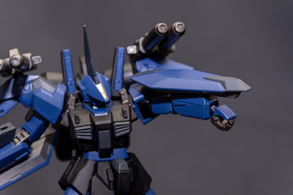 ・シールドランチャーギャプランの設計思想を受け継いだ装備。ビーム砲ではなくグレネードランチャーを装備しており、範囲攻撃に向いている。誘爆を避けるため重装甲となっている。