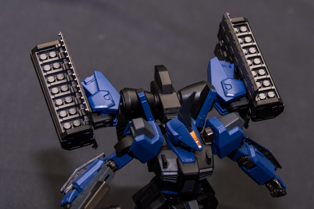 ・14×2連装ミサイルランチャー広範囲攻撃用装備対要塞攻略戦を想定して開発されている。