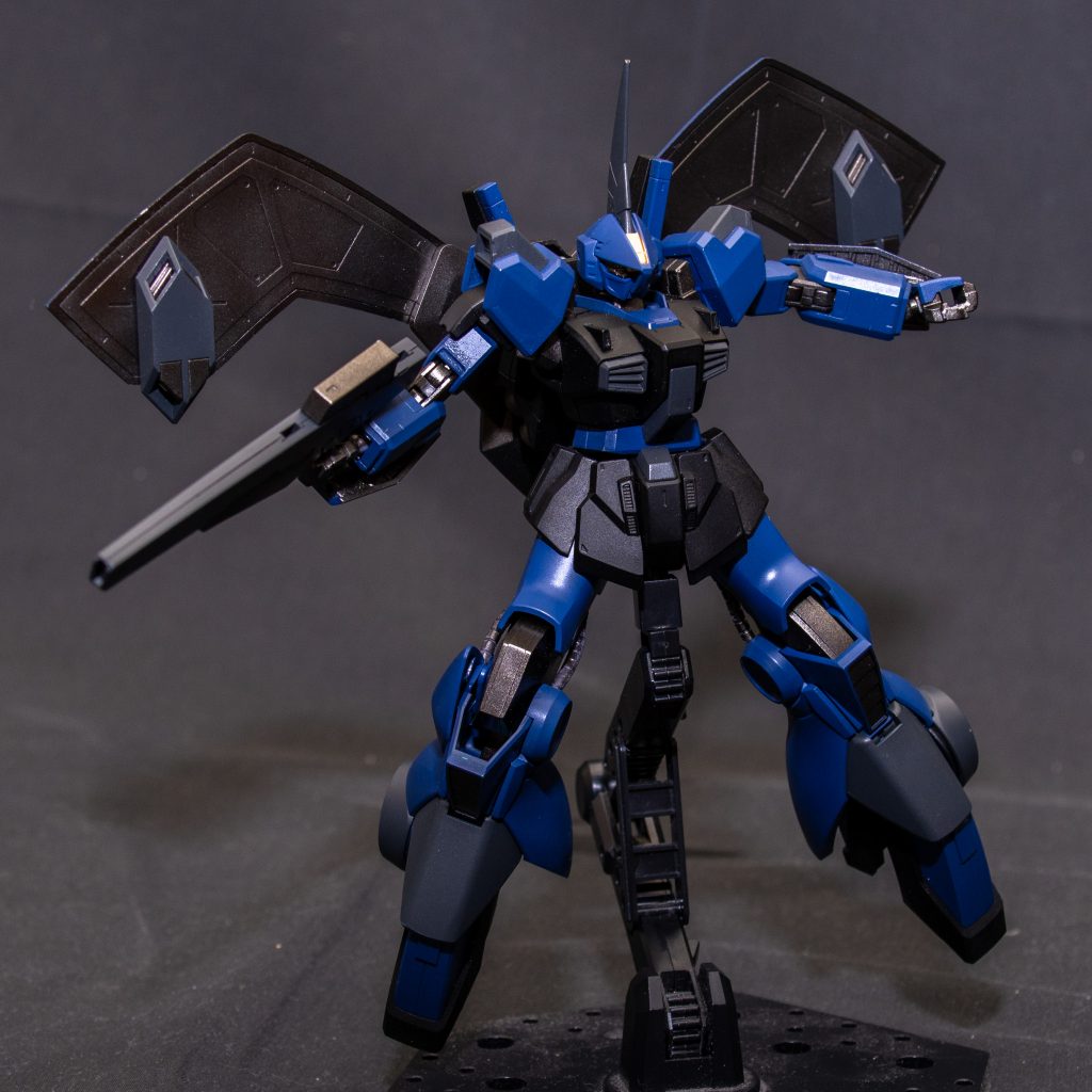 翼を広げた姿はさしもとティターンズの部隊章である「翼を広げた猛禽」である。