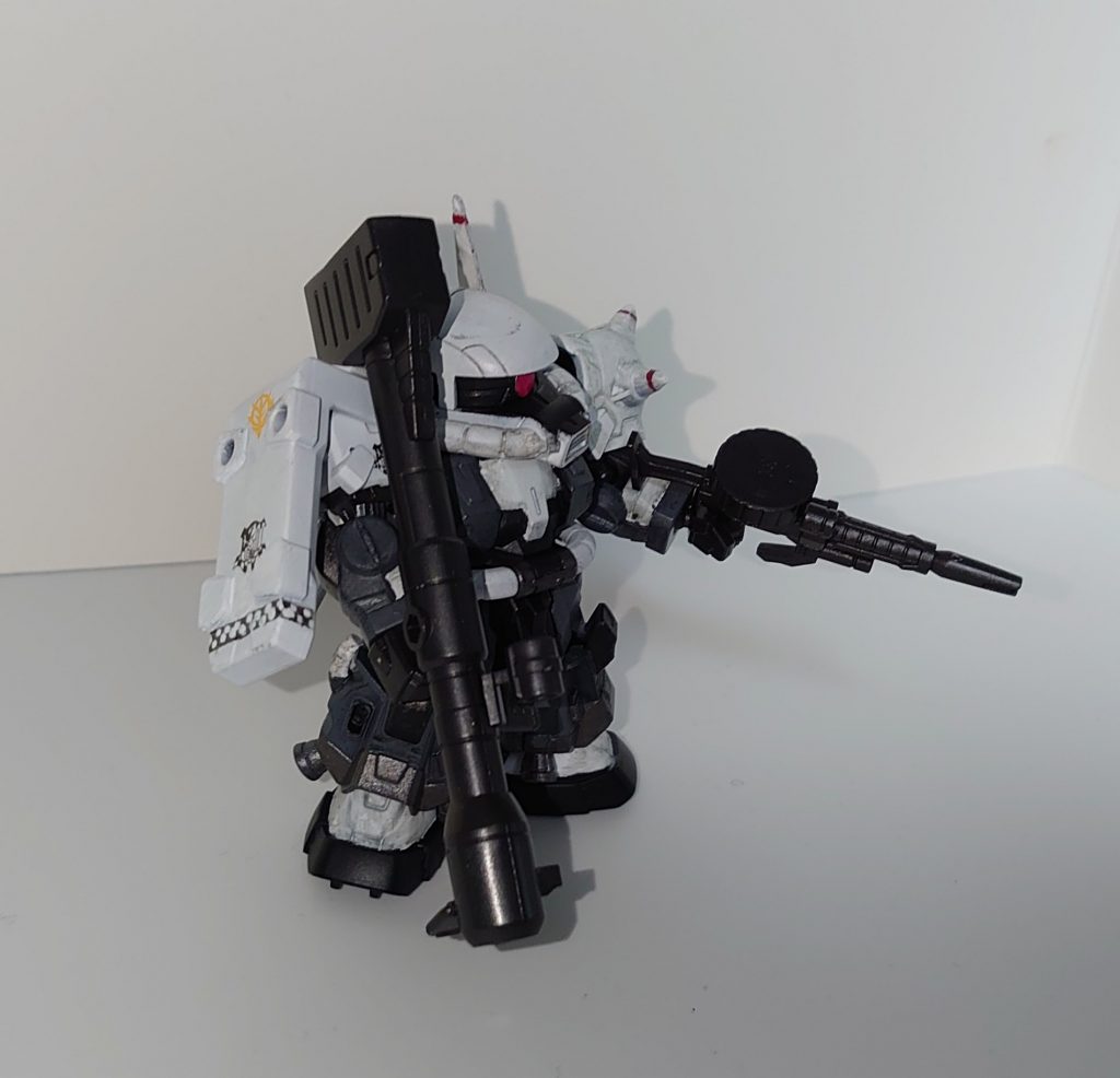 R-1も作れるとのことで、マツナガ専用ザクや三連星ザクを作ろうかと思ったのですが、多分みんな作るだろうと思いエリック機に。シールドのチェッカー模様、スパイクの赤いライン、角のラインはフリーハンドで描いてます。他は筆塗りとスプレーが半々くらい。