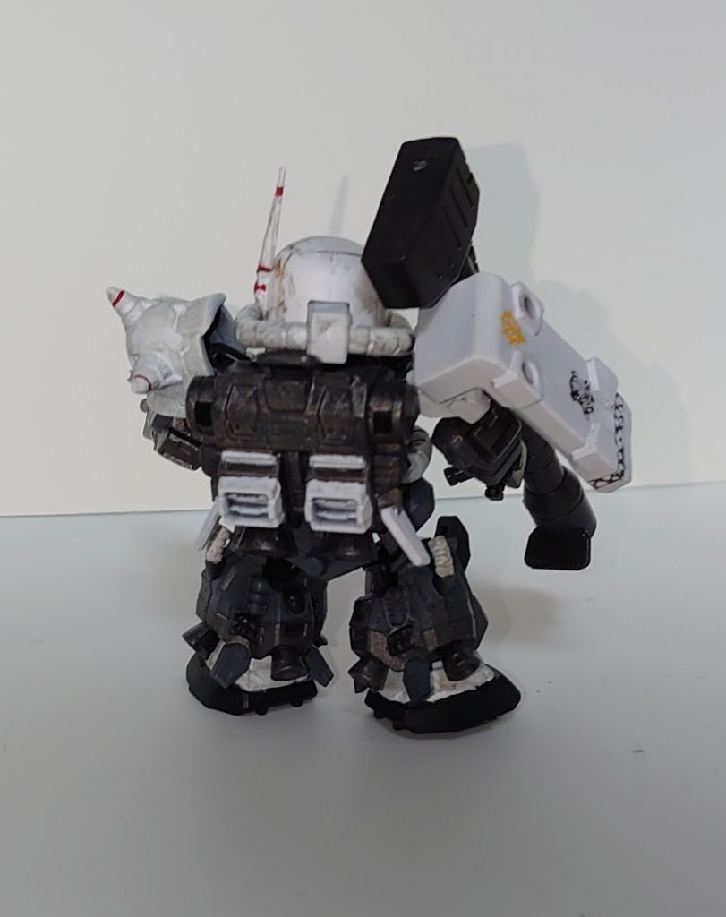 地味に色分けが多いです。リアルタイプでは太ももが白いので白いザクという印象でしたが、SDだとグレー多めですね。盾下方の穴はランナー差し込んで埋めてます。ドコにチェッカー模様描くか悩んだときの名残です。