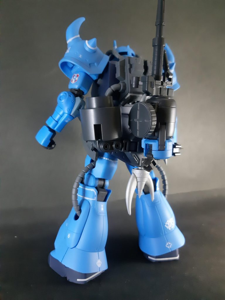 腰の後ろにウェポンラックを装備して、元の左腕を小改造したマシンガン等をマウントしています。戦術実証機なので、ヒートロッド以外にも色々な武器をテストさせようというコンセプト(建前)です。