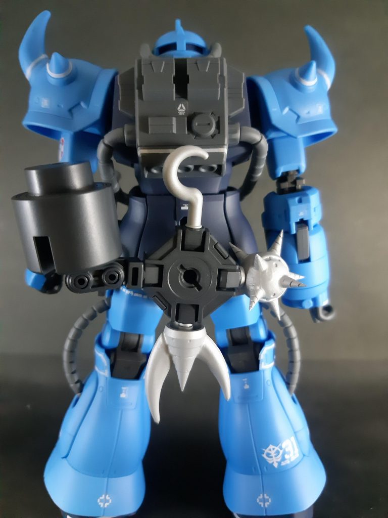 マシンガンを外したところ。ウェポンラックとフックはスカルウェポンを使用。下のクローはMSスパイクと旧キットズゴックの爪。右のハンマーはウォドムポッドの関節にコトブキヤのドリルです。