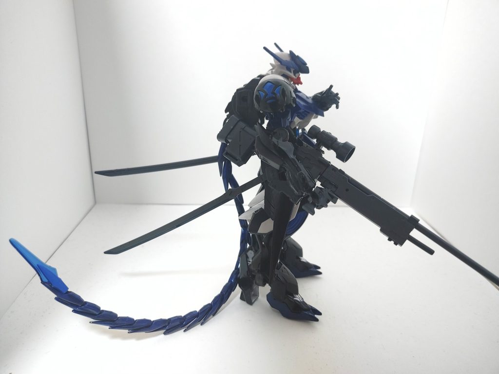 隣姿です。尻尾はギラギラガを使い、ジョイントパーツを接着で貼って太刀を両側に装備することもできます。