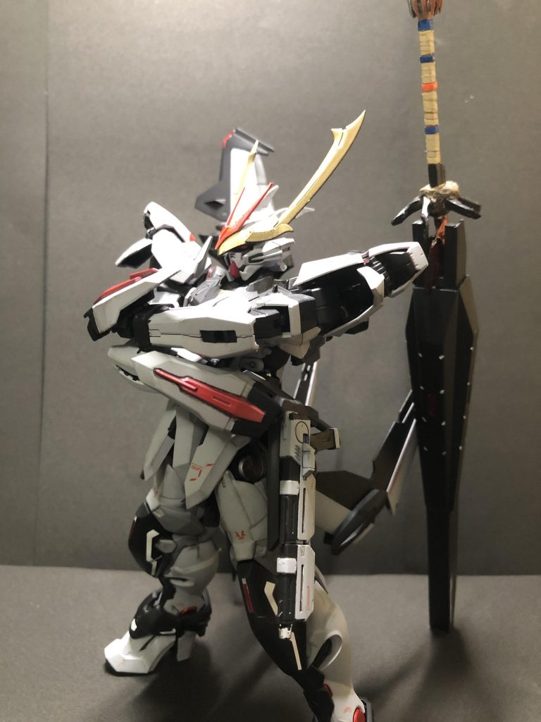 胸部の黒いパーツの肩関節に当たる裏側と、腹筋に当たるパーツのところを1mmくらい削るだけで肩の引き出し、腹部の前屈がものすごくしやすくなります。特に肩の引き出しは刀や武器を構えるのに非常に効果的だと思いました、もし同じ悩みがある方は試してみてはいかがでしょうか。