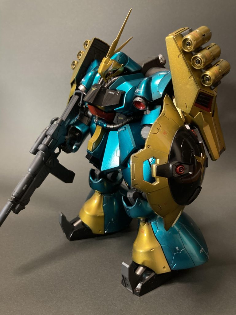 キャンディグラデーション塗装を目指し、下地をグラデーション塗装しましたが、機体色のブルーグリーン？は隠蔽力が強いのかグラデーションはあまりわかりませんでした。