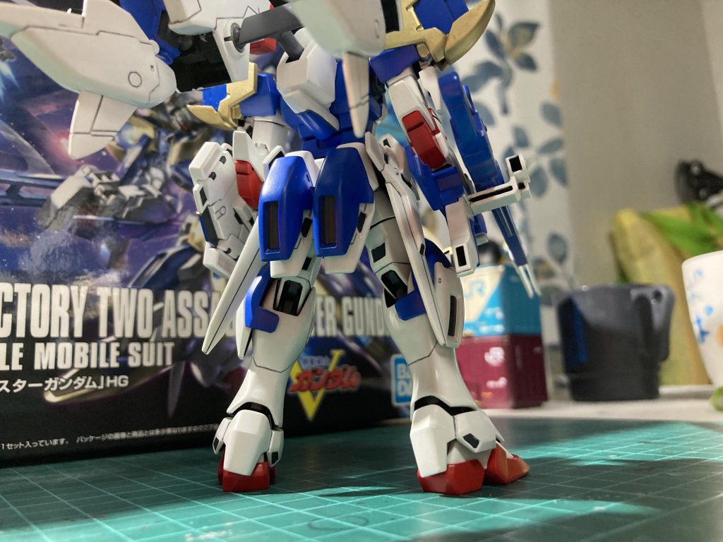 頑張りポイントその⑤ モールド彫り直し基本工作じゃんと言われればそれまでなんですが、ここは頑張りポイントというより要修練ポイントといったところ。彫り直し工具としてキサゲナイフを使ってたんですが、筆塗りだとどうしても塗膜厚くなってモールド埋まりがちなので、深く彫ってやろうと頑張ってたんです。ところがナイフの形状だと深く彫れば彫るほどモールドが太くなるという事に気付きました、あらかたモールド彫り直した後に…おかげで素体はシャープでスマートな印象のV2に対してモールドが少々クドくなってしまったかなと反省。ラインチゼル買おうと心に決めたのでした。頑張りポイントは以上となります。