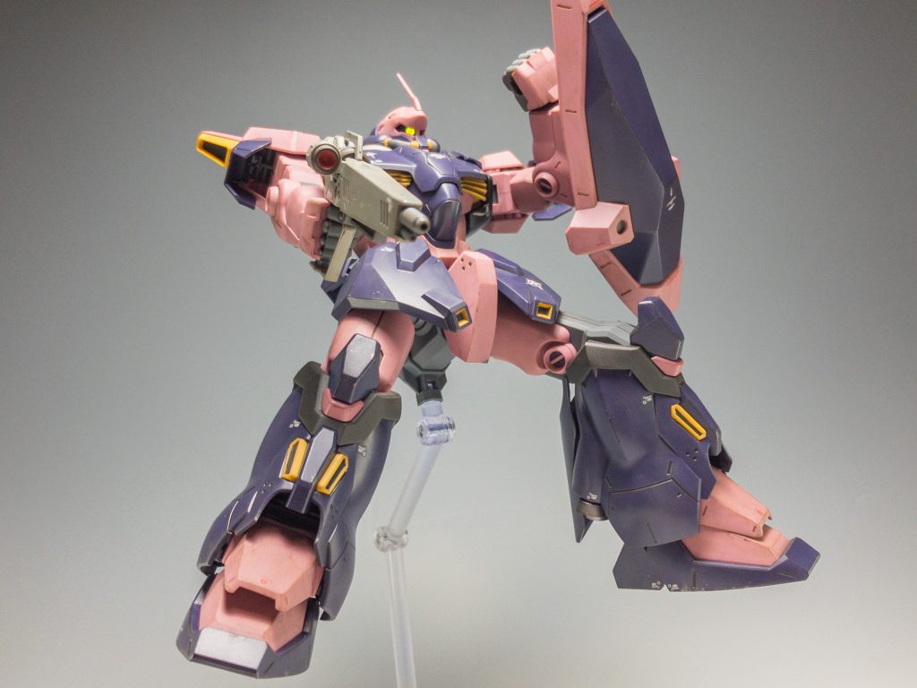 降下しながら攻撃するイメージで。腹部の構造が特殊で、かがんだポーズがとりやすいです。