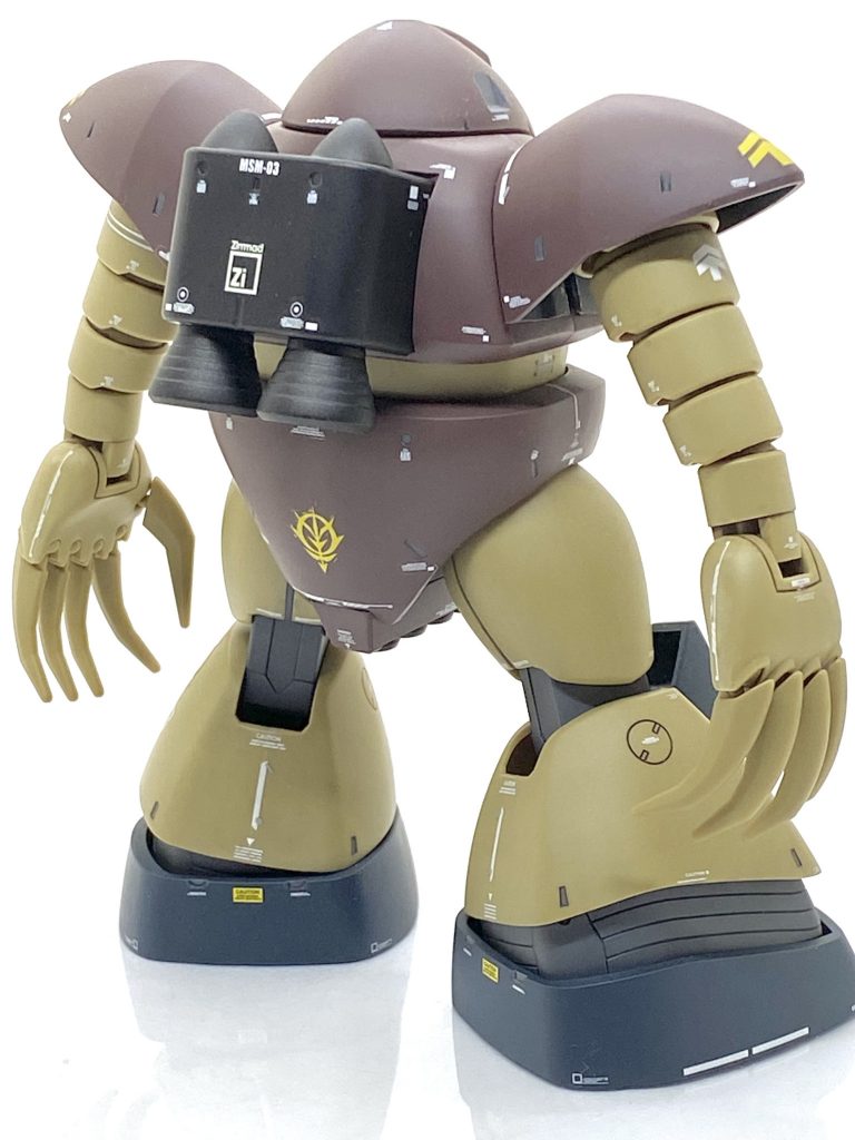 ゴックはジオノグラフィーでは出なかったのでズゴックのを参考に近い位置に貼るのですが・・・蛇腹の様な腕にそれぞれ前後ろにマーキングがあるのでこれだけは苦労しましたがおかげでカトキ風に近くなりました。ゴックの開発はツィマット社なので設定通りにバックパックにツィマット社のデカールを貼っています。