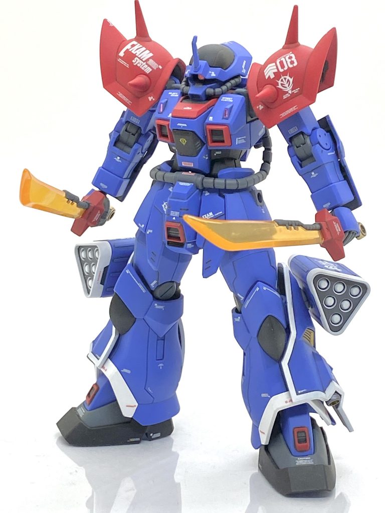 HGUC イフリート改を成型色仕上げ＋αで作ってみました。「機動戦士ガンダム外伝 THE BLUE DESTINY」が出た当時はガンダムマニアの自分は納得する物でしたがゲームマニアの友人達には操作性の悪さと強すぎる敵のEXAM関連の機体に不評が大変多い物でした(汗)。固いドムに何度もやられ、Sランクなんかは取れる筈なく・・・ですが悪戦苦闘してやっとクリアしてエンディング見ましたが主人公のユウがジェガンに乗ってアクシズを押し戻す場面に参加するエンディングがあったというのを知ったのは相当後の事でした。今回作りましたイフリート改もゲームで散々やられた機体で自分にパイロット適性が無いを改めて知りましたが(笑)、20年以上経ってからインジェクションキット化されるとは当時は夢とも思わなかったのです。人気のある機体なので成型色仕上げながらも丁寧に作る事にしました。