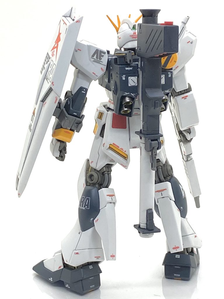 塗装箇所とカラーレシピオレンジ部→(クレオス)旧ガンダムカラーイエロー2シールド裏、ひざ裏動力パイプ、バズーカクリップ等→(クレオス)RLM75グレーバイオレットバーニア外部、ビームライフル先端、頭部バルカン等→(ガイア)フレームメタリック(1)バズーカ紺色部→(クレオス)旧ガンダムカラーグレー5膝、足部等シリンダー→(ペベオ)4アーティスト マーカー ラウンド シルバー、ゴールド