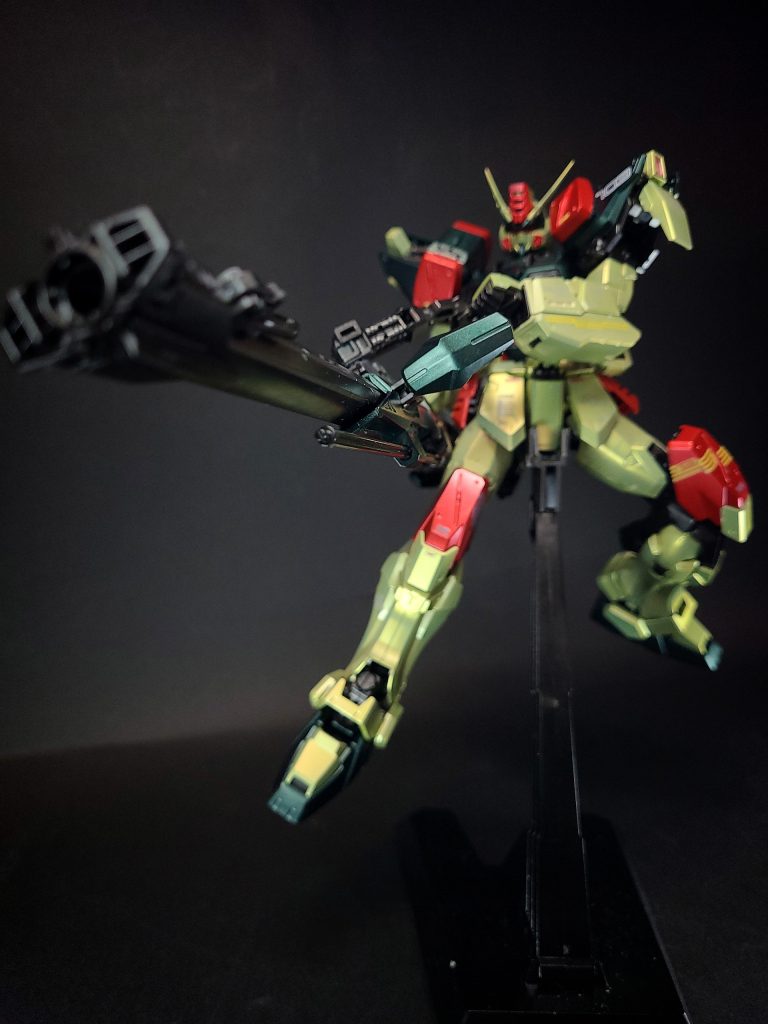220mm径6連装ミサイルポッド両肩に装備されたミサイルポッド。本機の白兵戦能力の低さをカバーする為に搭載された武装で、攻撃兵器としては充分な火力を持つものの、基本的に弾幕形成による敵の幻惑・撹乱やミサイル迎撃等、近接防御に使用される事が多い。が、クルーゼのプロヴィデンスには通用しなかった。