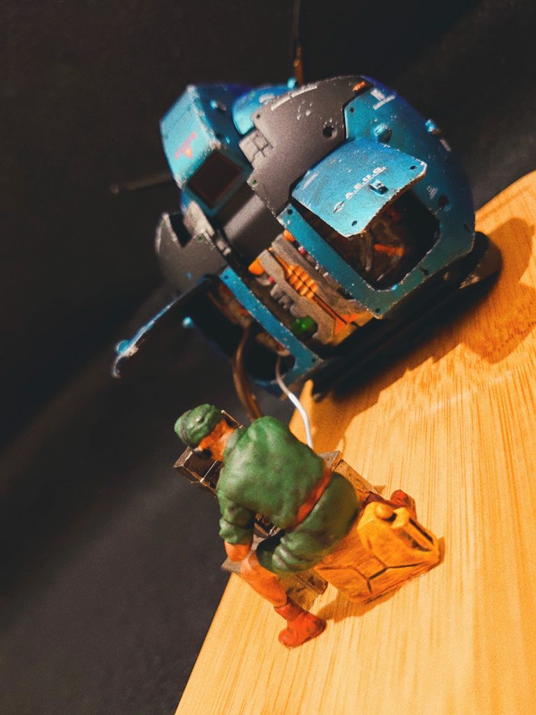 2、ミニタリーを加える修理している兵士を探すことが出来ないので、リサイクルショップを散策して、それなりの兵士を加えてます(*^^*)ただ作るより、ものがたりを独自に考えるってワクワク(*´ ꒳ `*)しました！職人の後ろ姿笑( ^ω^) 