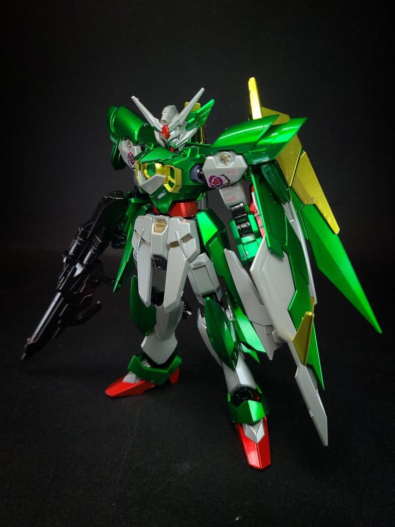 フェニーチェはガンプラバトルの度に壊れた箇所の改修を繰り返した事で各部装甲や背部のウイング等が左側だけに集中し、それによってアシンメトリーなシルエットが形成されていたが、本機では全面改修に伴って完全にシンメトリーな姿へと変更された。このような改修が行われたのは、フェリーニが予てよりフェニーチェをバランスのとれた「完全版フェニーチェ」とも呼べるガンプラとして完成させる構想を練っていた為である。なお頭部も損傷部分を直して左右対称な形状とし、ツインアイのカラーリングは緑で統一している。最大の特徴は可変機構を再導入した事で、バード形態への変形が可能となり機動力や航続距離が大幅に向上している。その反面、構造が複雑化したせいで製作難度が上がり、しかも効果的な変形タイミングを見極める為の判断力が要求される事からファイターを選ぶ機体となってしまっているが、フェリーニはそのどちらもクリアしているので全く問題にならない。