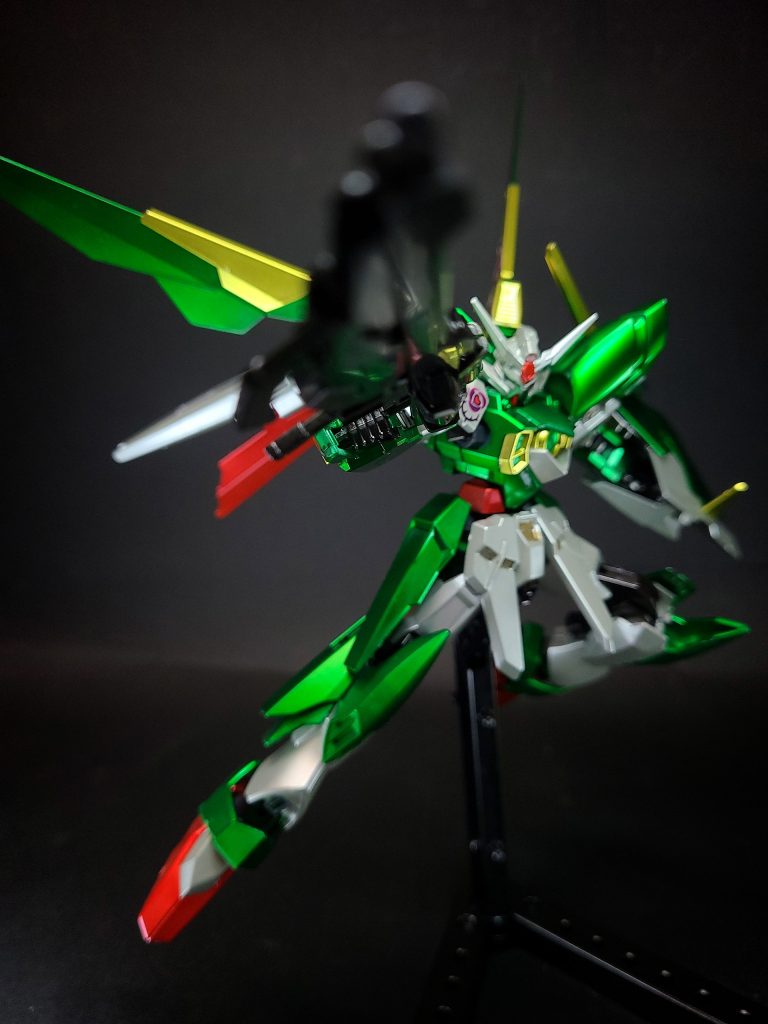 改造する際の本機のコンセプトは「『新機動戦記ガンダムW』劇中にウイングガンダムのマークIIが存在していたら」と言うもので、そこにフェリーニ独自の発想が加えられている。その為、オリジナルのウイングガンダムと同様にバード形態に変形しての高速移動やバスターライフルによる一撃必殺を主な戦闘スタイルとしている。一方で武装を増やしたり、バスターライフルにオリジナルには無い機能を追加したりして継戦能力を向上させる等の強化も行われている。「リナーシタ」はイタリア語で「復活」を意味し、フェニーチェがキュベレイパピヨンに大破させられた状態から改修されて復活したところから名づけられていると思われる。なお、名称は「ウイングガンダムフェニーチェリナーシタ」とも表記される事がある。