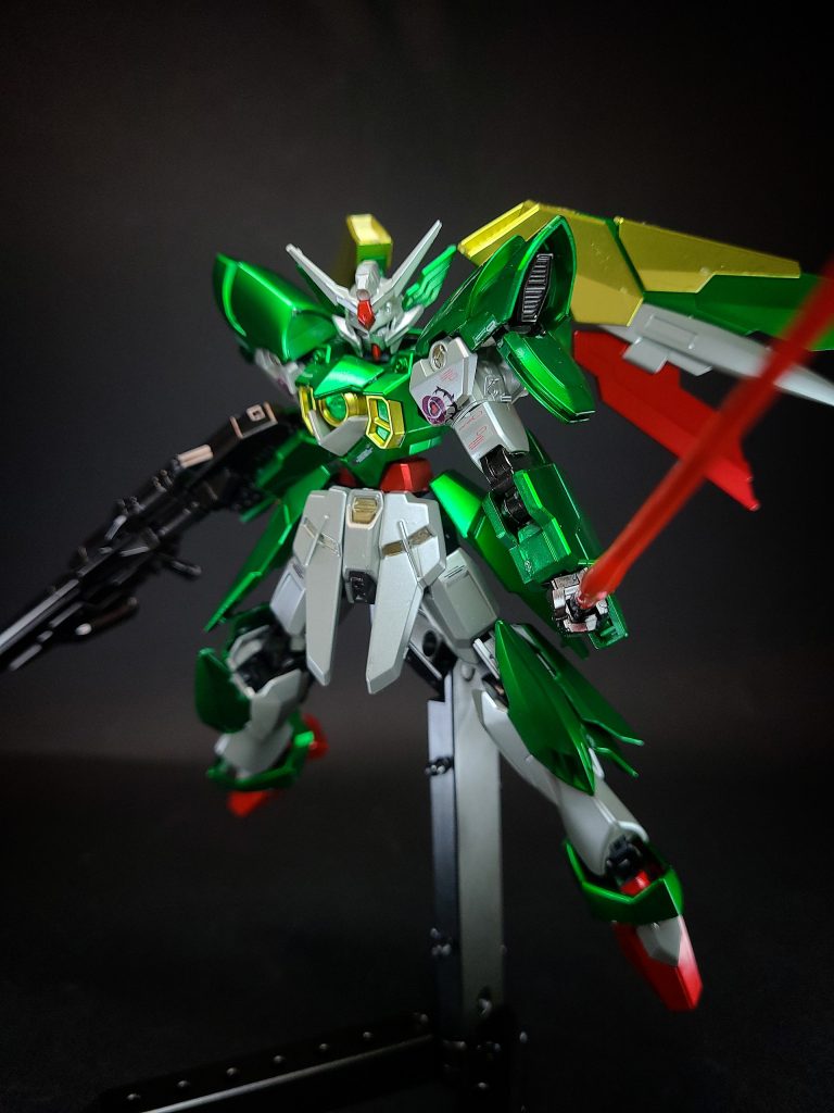 武装・必殺攻撃ビームサーベル小型ライフルのバレル部を分離する事でビームサーベルとして使用可能。大型のビーム刃を形成する為その威力はかなり高く、相手をビームサーベルごと両断できる。ライフル装着時にもビーム刃を展開する事で銃剣としても機能する。バード形態でも高速移動しながら対象を両断するという使い方が可能。通常サイズの物も1本装備しており、こちらはウイングガンダムのそれと同型