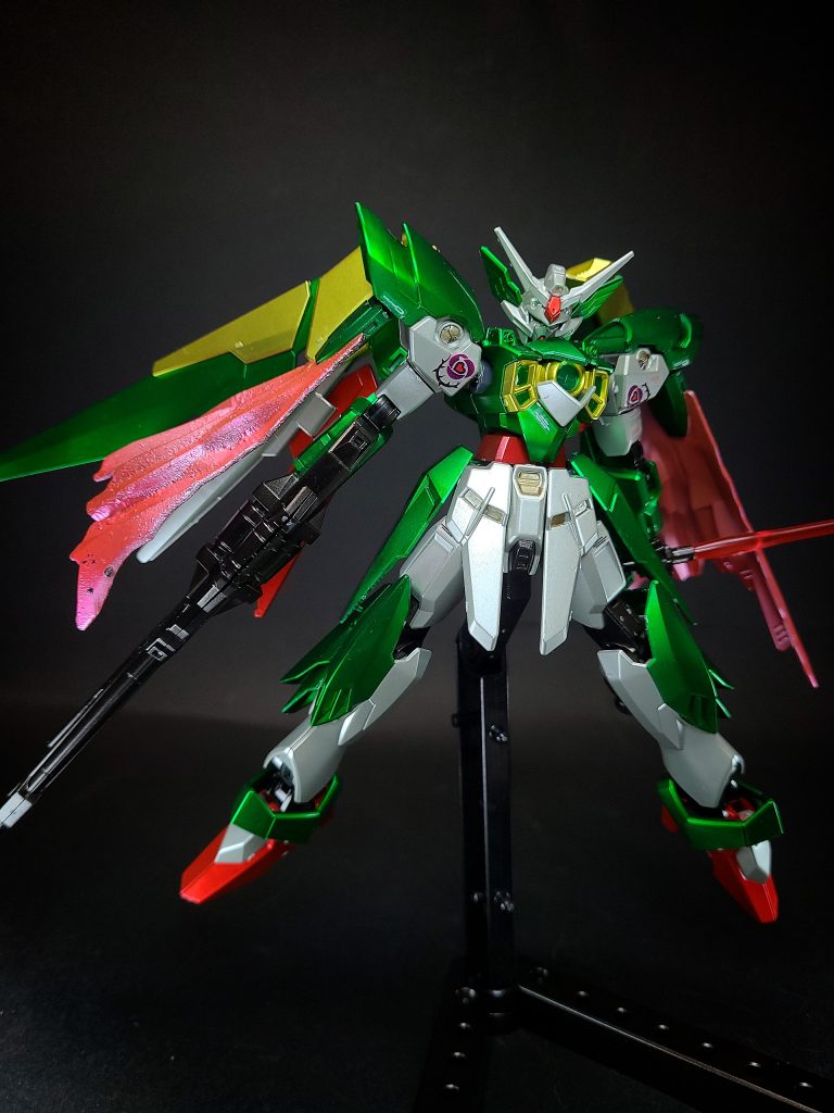 バルカン砲頭部に2門内蔵。牽制や迎撃等に使用される等、使い勝手はいいが威力は低い。マシンキャノン胸部に2門内蔵されている。バルカン砲よりも高威力。バスターライフルカスタム本機の主兵装で、「リナーシタライフル」とも表記される。フェニーチェのバスターライフルカスタムの改良型で威力が非常に高く、バスターライフル側には高性能センサーを内蔵しているので命中精度も優れている。最大出力時には一発で多数の敵機を同時に破壊できるが、銃身にもかなりの負荷がかかる。本機の最大出力での発射可能な回数は不明だが、その負荷のせいで撃ち尽くす前に使用できなくなる可能性もあるとされる。しかしそのリスクを差し引いてもかなりのメリットを有する武器であり、フェリーニの技量によって性能を超えた力を発揮している。以前の物との相違点は銃身の下部に装着された小型のライフルで、やはり分離して使用可能。この小型ライフル自体もビームサーベルとハンドガンに分離して使用できる。ハンドガンは威力が低いものの連射性は高く、バスターライフルが使えない場面で有効に機能する。不使用時には背部にマウントされる。また、バード形態時は分離して右腕に小型ライフル、左腕にバスターライフルを装着する。降着する際はランディングギアとして機能する両腕の爪への干渉を防ぐため左右に移動するようになっている。