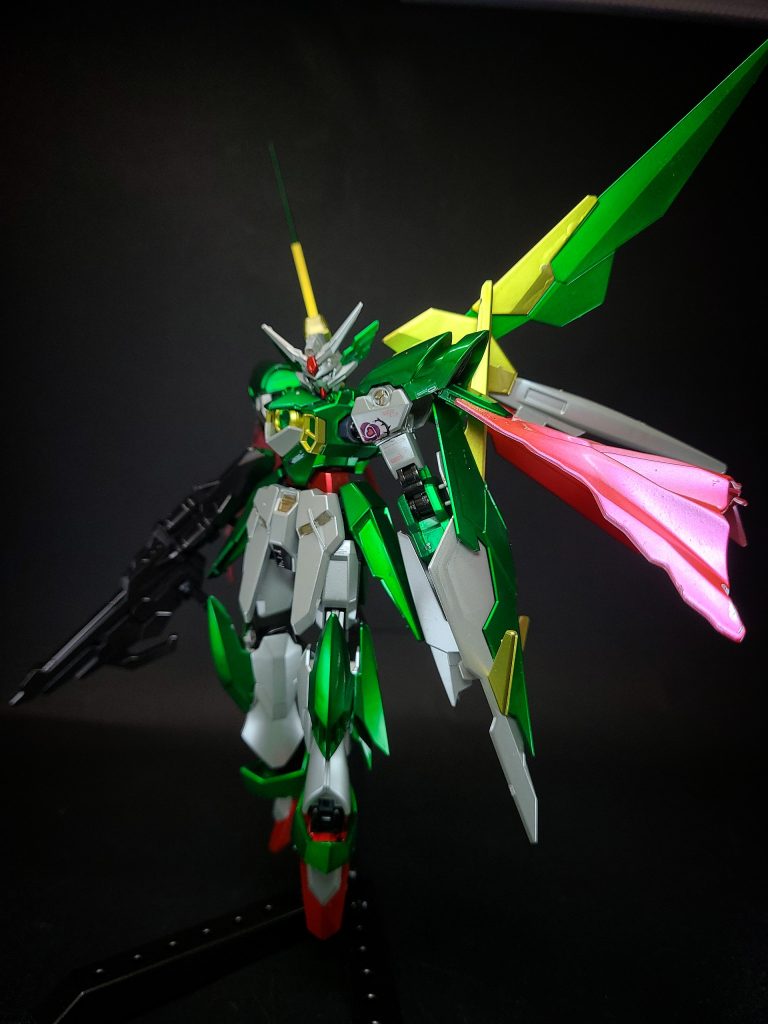 ビームマント両肩に内蔵されている。ビームシールドとして使用可能で、粒子供給量を増やせば面積を拡大できる。格闘戦時に腕に巻きつけてパンチの威力を引き上げたり、敵機の攻撃を絡めとったりとファイターの発想次第で様々な使用法を編み出す事ができる。ミサイルウイングの白い部分に1門ずつ内蔵されている。ホーミング機能を持ち、使い勝手が良い。主にバード形態で使用する。