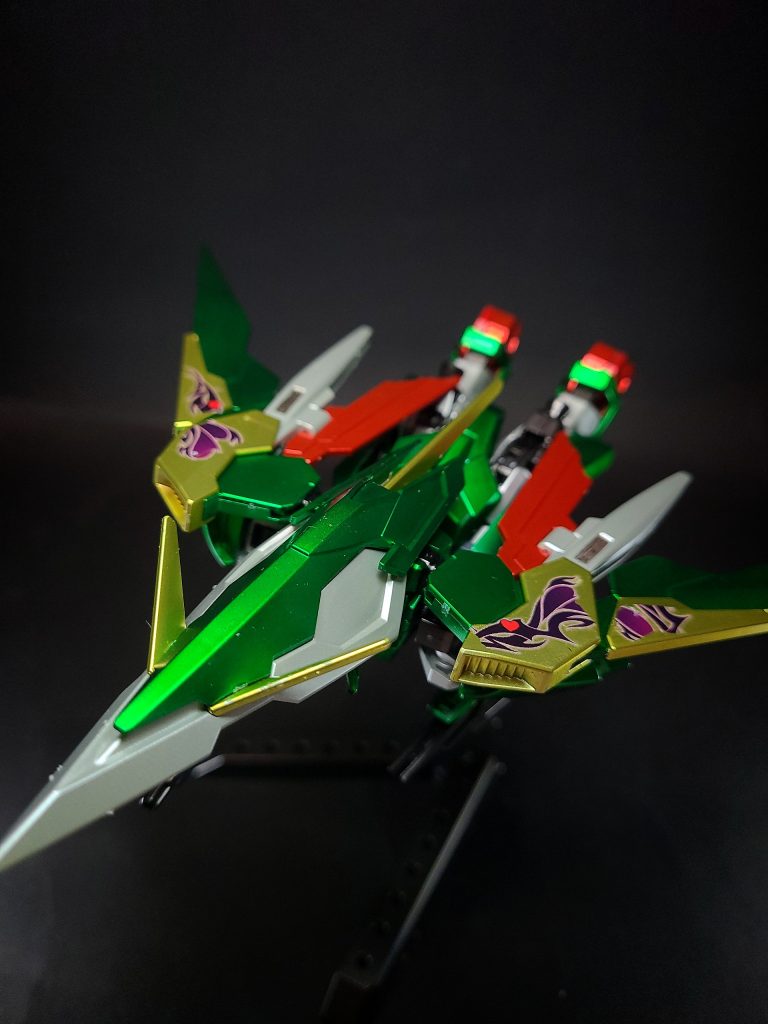 特殊機能編集変形バード形態に変形可能。変形にかかる時間は短い。