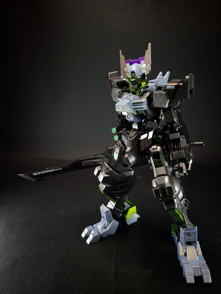 開発時期が近いであろうASW-G-29 ガンダム・アスタロトオリジンと全体的な外見が似ているが、アスモデウスは両腕に装着された伸縮式のグラン・トンファーをメインとした戦闘を行うよう装備が整えられている。グラン・トンファーには炸薬式の射出機構を持ち、標的に接触後ゼロ距離射撃で相手の装甲を一撃で貫く。使用ごとに薬莢は排出される、とあるので連発も可能である模様。両腕の基部で前後に回転させることが出来るので相手の位置に問わず攻撃が可能と思われ、一度伸ばした状態では普通にトンファーとして武器として使うことももちろん可能。