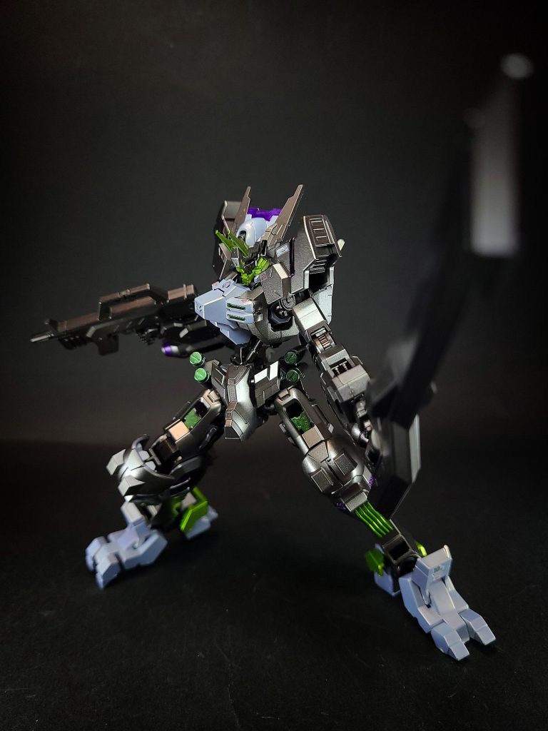 ダインスレイヴの近接武器版とも言える武器だが、ダインスレイヴのシステムを接近専用武器に利用したのか、このシステムを発展させたのがダインスレイヴなのかは全くの不明。ダインスレイヴを有するガンダムはフラウロスとキマリスヴィダールが存在しているが、64号機と66号機でありそれ以前の登場済みガンダム・フレーム機にダインスレイヴは搭載されていない。なお炸薬式というのはASW-G-29 ガンダム・アスタロトリナシメントのバスタード・チョッパーに同様のシステムが組み込まれている。他の武装として110mm口径のミドルレンジライフル、ギガント・ジャベリンを装備している。