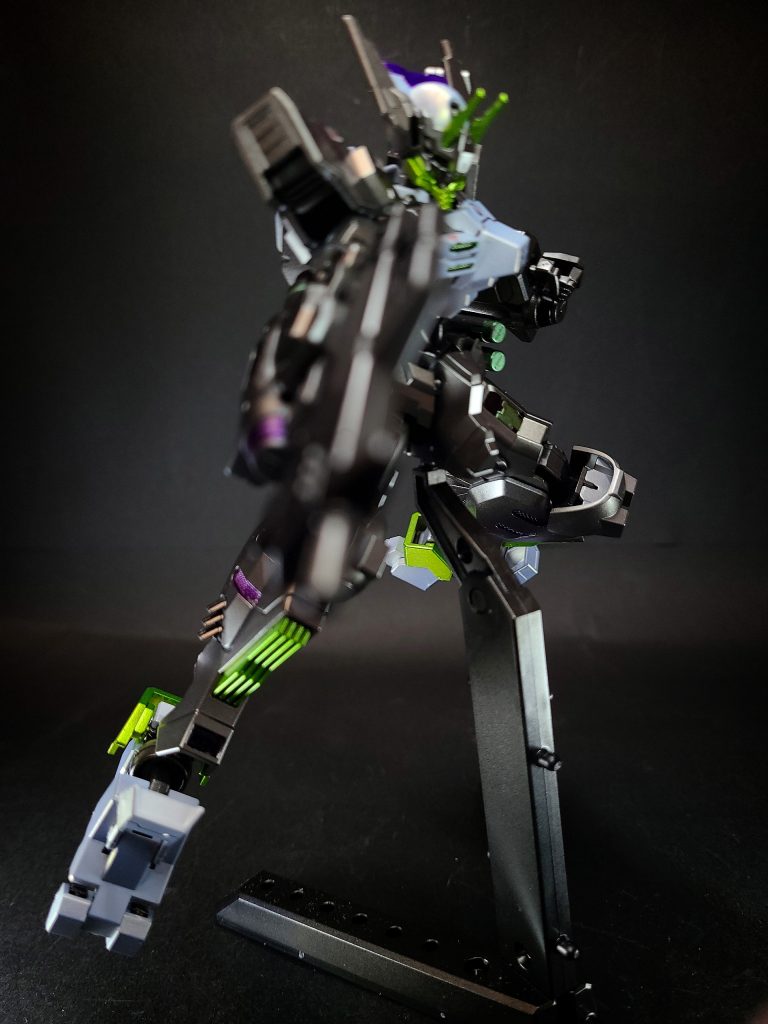 ライフルは敵機の牽制用であり、腰部スカートにマウント機構を持ち、グラン・トンファー使用時に邪魔をしないサイズのライフルが用意されている。見た目はグシオンのサブマシンガンに似ている。ギガント・ジャベリンは中距離戦に対応し、伸長時のグラン・トンファーとほぼ同サイズの大きさを持つ。接近戦を嫌う標的に対しての使用が想定されており、ジャベリンという名前の通り投擲することが可能。形状の通り剣のように使用することも可能。ソード部分にはスラスター機構を内蔵し、射出して攻撃出来る上、柄と先端部はワイヤーで接続されているため発射しても回収出来る。