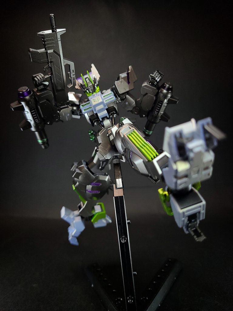 サイドアーマーには手榴弾か何かと思われるパーツが装着されているが、キット発売に際してグレネードであることが判明した。グラン・トンファーによるインファイトを仕掛けるため、煙幕を張って相手を撹乱する。