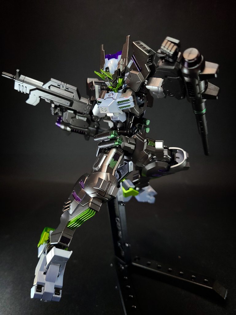 アスモデウスとはアマイモン配下の東方の悪魔の首座で、72の軍団を率いる序列32番の大いなる王。牛・人・羊の頭とガチョウの足、毒蛇の尻尾を持つとされ、手には軍旗と槍を持って地獄の竜に跨り、口から火を噴く。特徴的な後頭部アンテナは牛の角、平たく大きな脚はガチョウ、射出可能なギガント・ジャベリンは毒蛇の尻尾もしくは手に持つという槍だろうか。