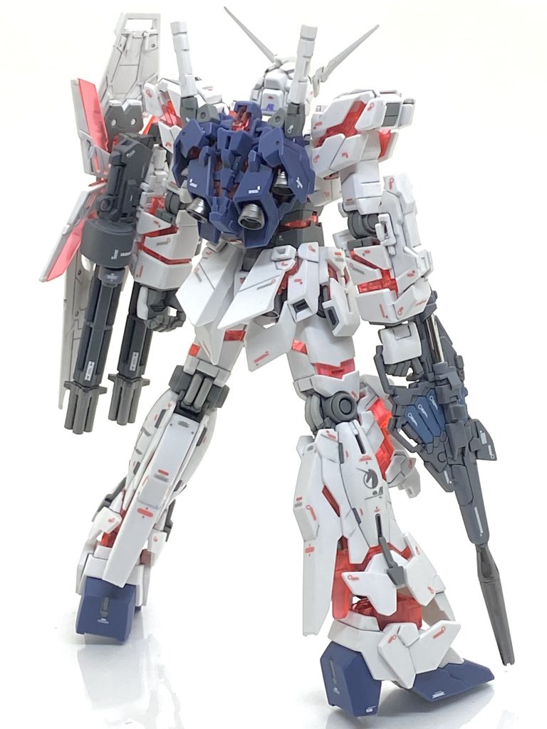 ビームマグナムのシリンダー部はミラーフィニッシュの金属光沢シートを貼りました。ただ形状が意外と複雑で貼るのにかなりの時間が掛かりました。ビームマグナムやガトリングガンの先端はメタリックで塗装してあります。