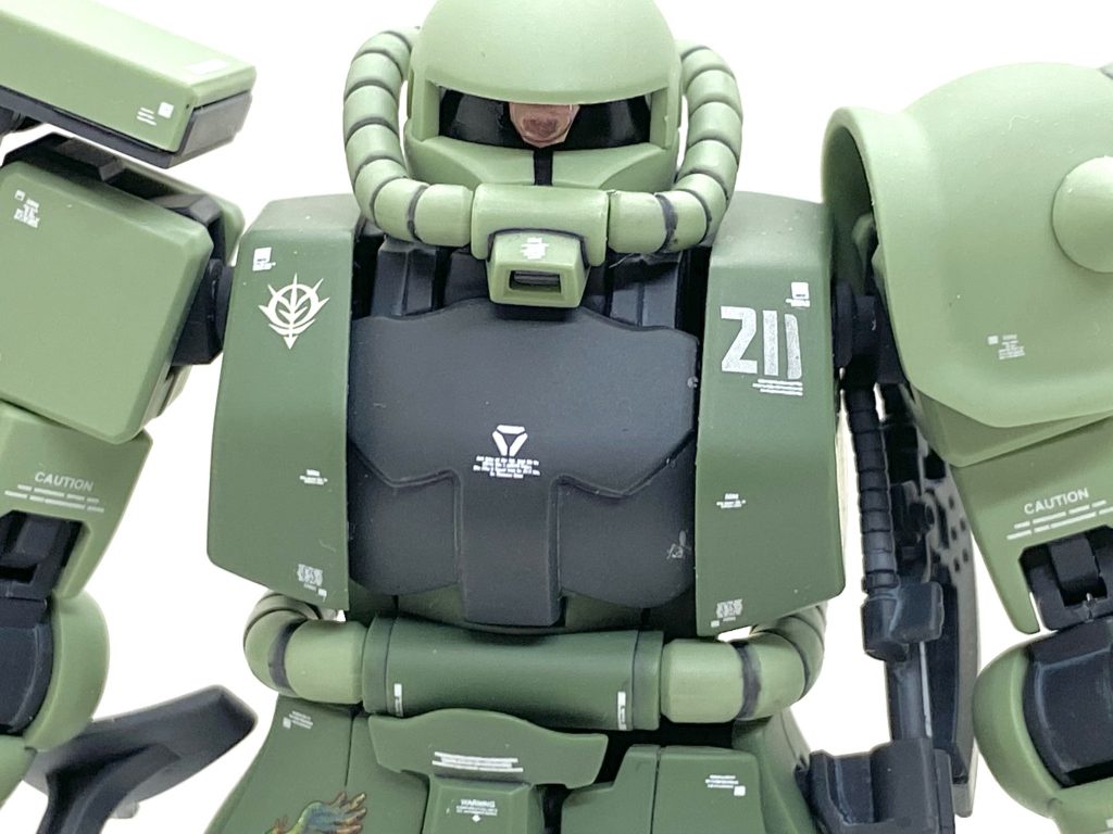 デカールはガンダムデカールのRGのシャア専用ザク用をメインにHGシナンジュなどのコーションデカールを満遍なく貼り、カトキ風にしました。最近出ましたPS4のゲームのコード・フェアリーでビジュアルがデザインされキラー・ハーピーの名をもつエースパイロットのキリー・ギャレットのマーキングを貼り、指揮官やる前の彼女の乗機をイメージして作りました。