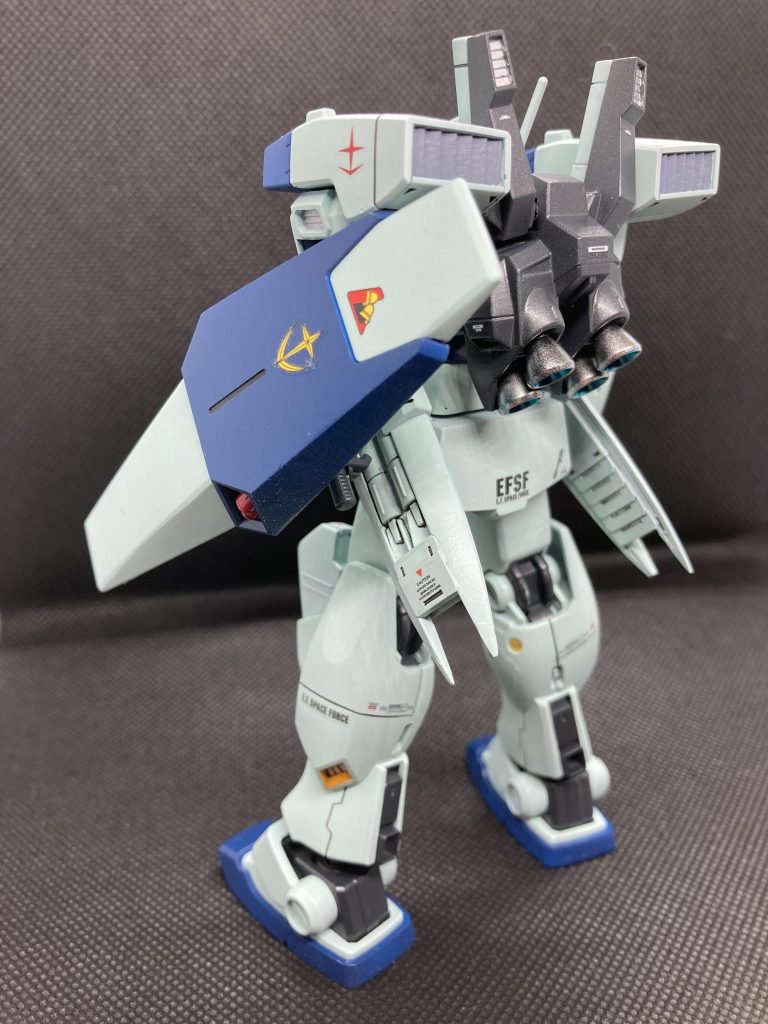 シールドはジェガンから流用。ポン付できますが、肩のミサイルポッドに当たりますね。