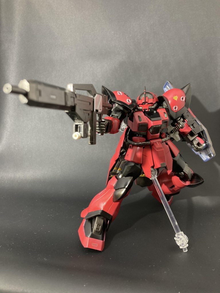 ポージングをしてパシャリ‼️ビームライフルはジェガンのものをベースに改造を施しました。