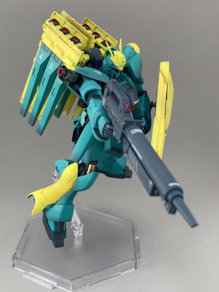 ビームライフル余剰パーツのライフルとバズーカを合わせました。下部にはグレネード・ランチャー。