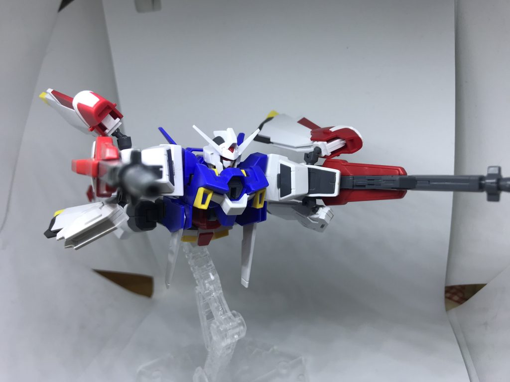 ストライダー形態。4枚のウイングを広げて飛ぶ赤い姿が「火の鳥」を連想させることからFBの機体名になったとかならないとか。