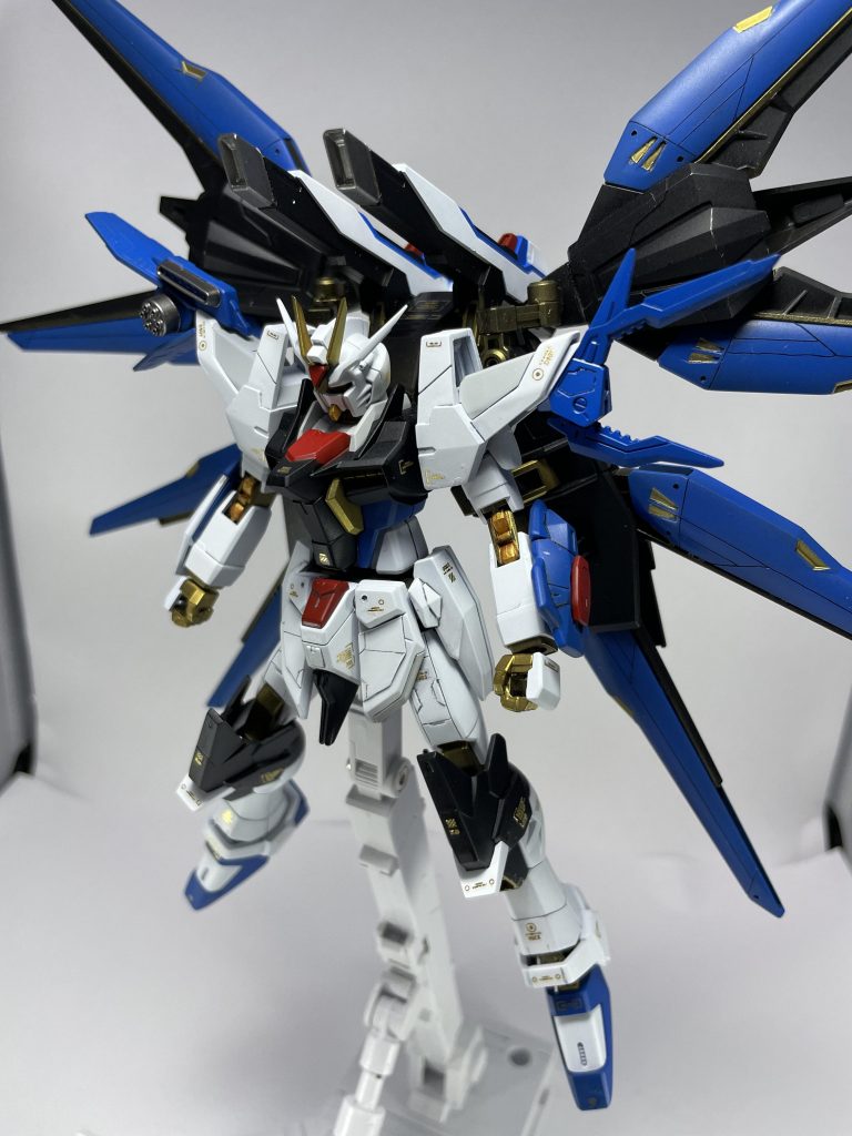 翼を展開した時にストライクフリーダムと同じような展開になるよう調整しました。