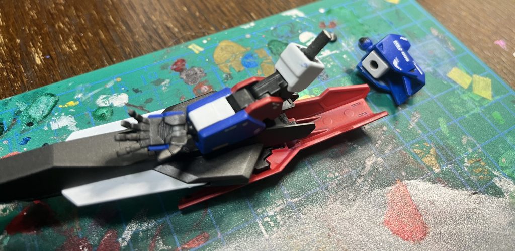HG百式(リヴァイヴ)の肩アーマー 以前のミキシングで丸々余ったので利用接続逆なんで、ランナー切って繋ぎます
