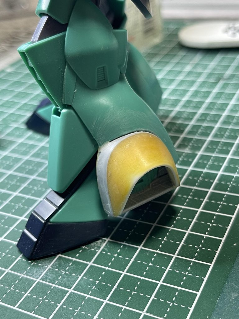 脚のバーニア部分はプラ板でガイドを作り光硬化パテで成形。光硬化パテなんて便利！