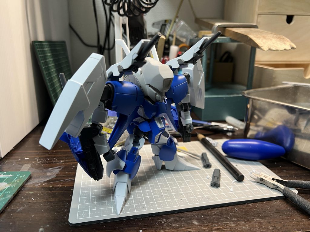 スネを接着してビームキャノンを短縮化した状態です。