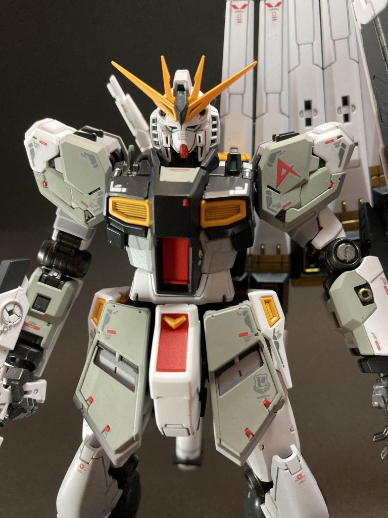 ホワイト、ガルグレー、グランプリホワイトで大まかに塗り分け。サフで色味の調整をしようと考えましたが、思ったより表に出ちゃいまして、なんだか試作機の様相に