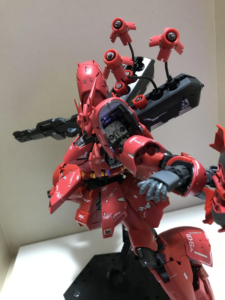 ファンネル後ろを押せば砲口が迫り出し羽が開くギミックがありますそして羽を閉じれば砲口が閉まりますこの小ささにギミックあるとか頭おかしい(褒め言葉