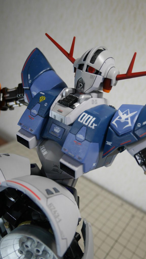 〈頭部〉・モノアイは可動できるように改造し、赤外線ライトで発光・口は開口しランナーで作ったパイプを後ハメ・各所筋彫り追加〈首〉・装甲を一部くり抜きボックス作成し、その中に自作パイプとシイタケディテール追加〈胸部〉・装甲をプラ板で厚み増強しよりマッシブに・各所筋彫り追加、塗り分け・胸部バーニアの短縮化と角度調整、内部のひび割れ塗装〈腹部〉・完全スクラッチパーツを作成し、身長を全体的に2cm以上延長。可動ギミックを仕込み、スカートを前方に跳ね上げられるように改造。左右には15度ずつくらい可動できるように。