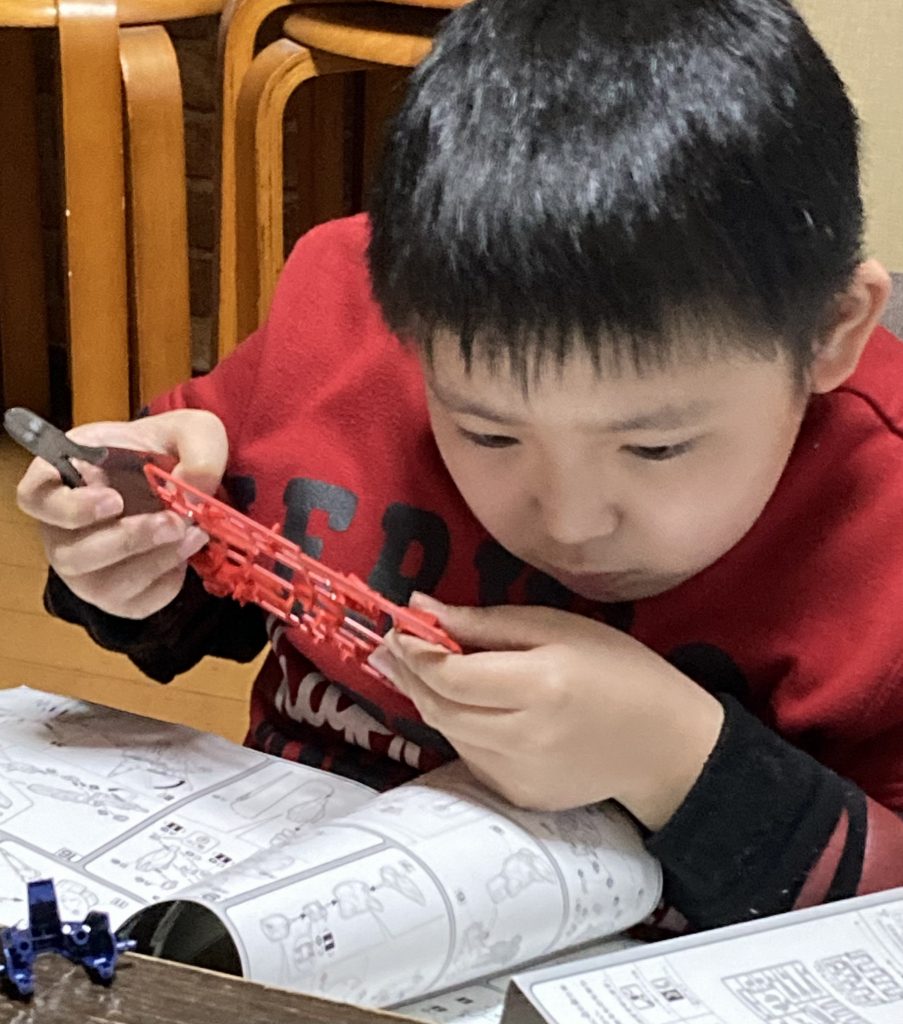 ちなみに素組み作成は末っ子担当でした。（画像が無かったんでムーンガンダム作成中の末っ子画像です。まぁ、こんな感じでディジェも作ってました）