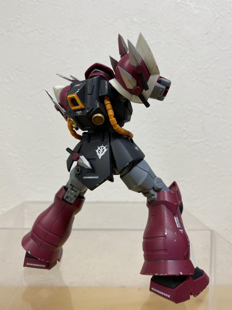 バックショット。ジオンのデカール買ってて良かったです。ちなみにカラーリングもキットよりも彩度を落として塗装してあります。モノアイはグリーンからピンクのクリアパーツに変更しています。ここまでご覧いただきありがとうございました♪kotaka