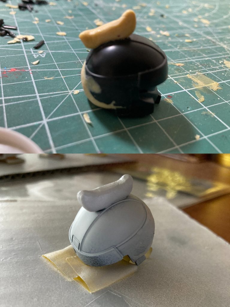 部隊兵頭部はアニメ作中のマゴハチの形状に近づくよう整形を施しています。最も悩ましかったのは頭部を覆う半球円筒型の透明パーツで、これは条件を満たすミキシングパーツが見つからずパテやプラ板による自作も非常に困難と思われたので、構想から数ヶ月間、代用可能な形状の物を工務店や手芸店、食品のプラ容器など日常生活の買い物中あらゆる場面で探し求め続けました。中々見つからず、近しい物を発見してもサイズが少し大きかったり形が微妙に違ったりと誤差が惜しい感じで長らく苦戦しましたが、たまたま100円ショップのWattsで見つけたマカロン粘土の容器がサイズ・形状・透明素材とドンピシャで合致したので採用致しました。