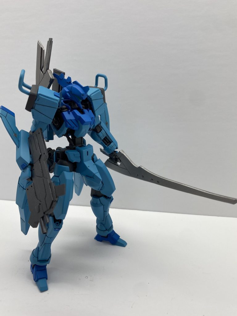 突撃砲と74式近接戦闘長刀を装備。背部にラックも可能。