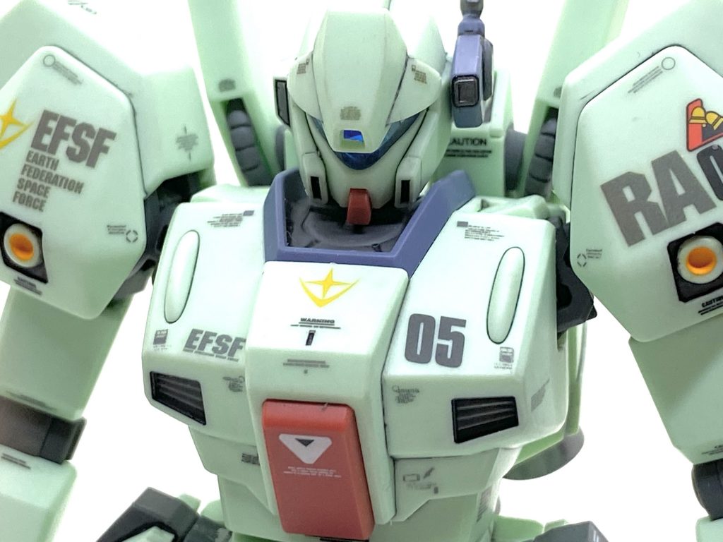 デカールはガンダムデカールの逆襲のシャア 地球連邦軍MS用やガンダムデカールDX02 機動戦士ガンダムUC MS用をメインに市販のコーションデカールも満遍なく貼り、宇宙世紀0093年の量産機をイメージしています。