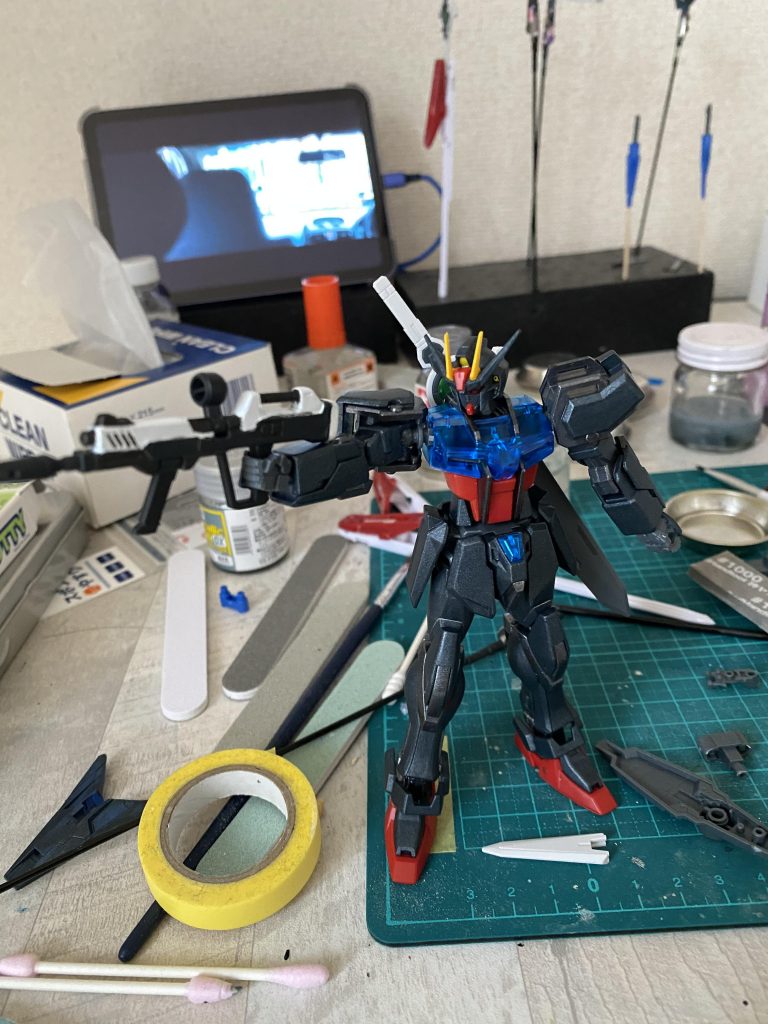 作ってる途中にイメージポージング背中に剣背負ってるのいいんだけど、付け方が難しい(この時はマステで仮付け笑)