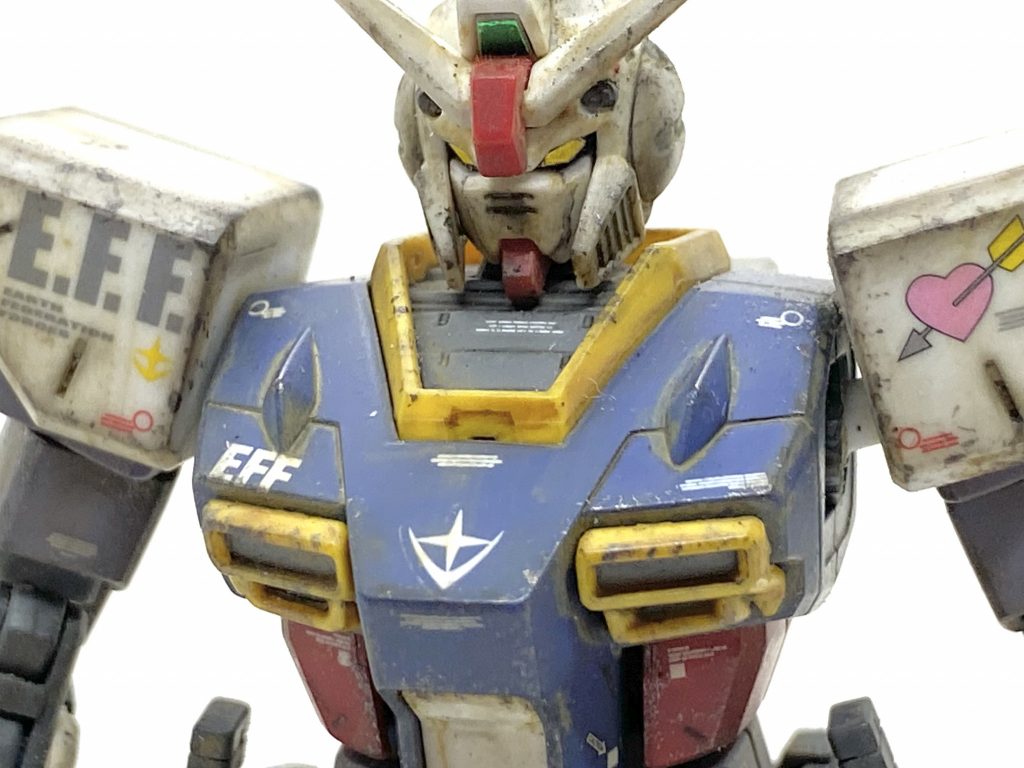 デカールはガンダムデカールのHGのユニコーンガンダム用やブルーディスティニー凡庸1を中心にカトキ風に見える感じに貼っています。特徴的なハートのマークはガンダムデカールＤＸ01にありましたから肩とフロントアーマーに貼ってみました。今回も微妙にサイズが合わずアレンジしながら貼り苦労しました。