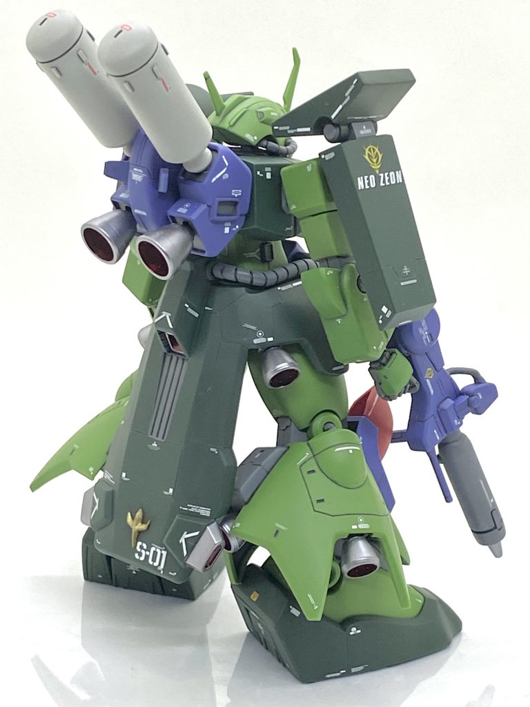 まず関節にはタガネやビットブレードでスジボリやディテールを昨今出ていますHG風に掘ってみました。更にひざの関節はプラ板でディテールを作って、スジボリの上から貼りメリハリを付けました。後は前腕や足、上半身、後ろのスカート部などにスジボリを入れて、のっぺり感を減らしています。後ろのスカート部のスジボリは以前に出てましたB-CLUBのガレージキットを参考にしています。モールドやパーツの境目などは全て0.2~0.3mmのタガネで彫り直し、別パーツ感を出しています。初期のHGUCは手の造形が甘くて大きいのが多く、ザクⅢ改は特にそうでしたから、ガレージキット並みのディテールがありますビルダーズパーツHDの1/144 MSハンド02(ジオン系)に差し替えて小型化にしましたら相当良くなりますがボールジョイントの径が合わないのでキットの手のボールジョイントを切り取り真鍮線を通して接着してあります。ビームライフルもMSハンドですとポロポロするので穴を開けて真鍮線で脱着出来るようにしてあります。